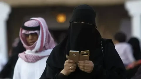 Sayohatga olib chiqmagan eri bilan ajrashmoqchi bo‘lgan ayol