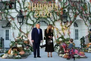 Donald Tramp va Melaniya Oq uyda bolalarga sovg‘alar ulashdi