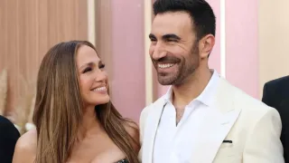 Jennifer Lopes va Brett Goldstin o‘rtasidagi romantik munosabatlar muhokamada