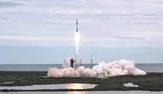 Falcon 9 kemasi navbatdagi kosmik missiya uchun orbitaga yo‘l oldi