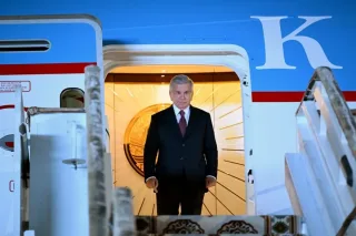 Shavkat Mirziyoyev amaliy tashrif bilan Turkmaniston poytaxtiga yetib keldi