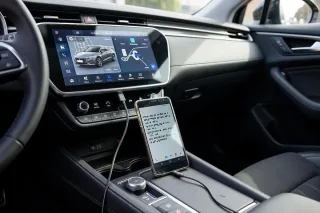 Google eski smartfonlarda Android Auto xizmatini to‘xtatmoqda