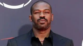 Jon Jons muxlislari uchun noyob viktorina tashkil etdi