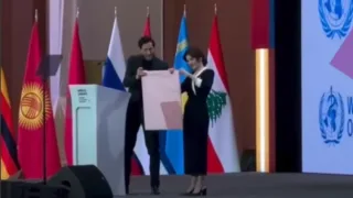 Edrian Broudi Shahnoza Mirziyoyevaga o‘zi chizgan suratni sovg‘a qildi