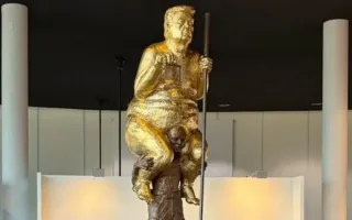 Yevropa parlamentida Donald Trampning g‘ayrioddiy haykali namoyish etildi