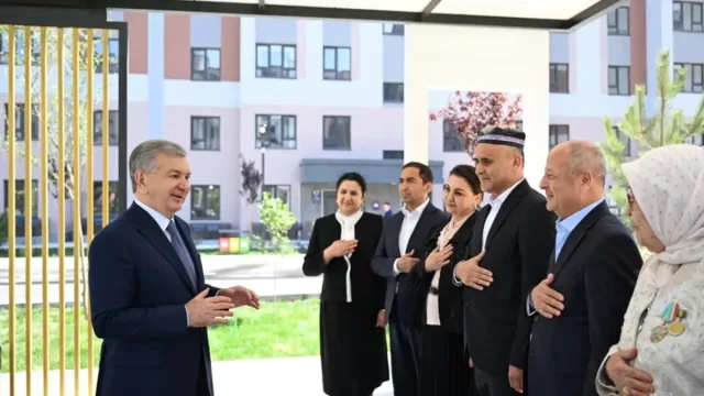 Mirziyoyev Qo'qondagi Yangi O'zbekiston massivi qurilishini ko'zdan kechirdi