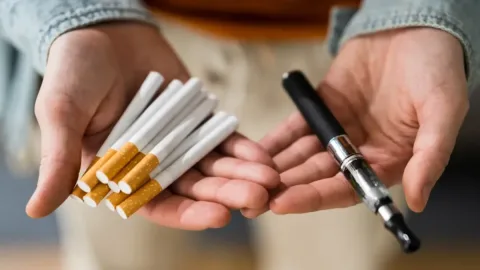 Britaniyada yoshlarga tamaki sotishni umrbod taqiqlash rejalashtirildi
