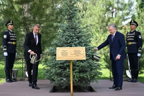 Mirziyoyev va Babish Toshkentda doʻstlik ramzi sifatida daraxt ekdi