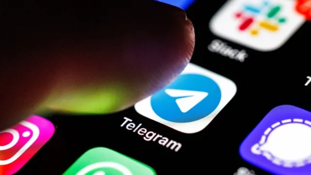 Maktab direktori voyaga yetmagan qizga noo'rin xabarlar yuborgani aniqlandi
