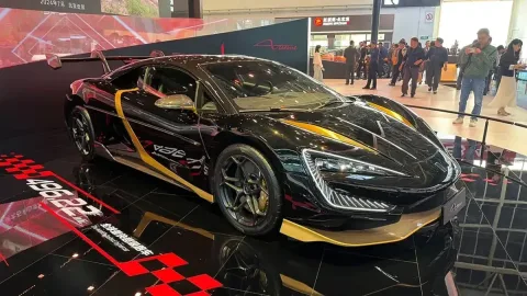 Pekinda 1306 ot kuchiga ega Yangwang U7 sedani taqdim etildi