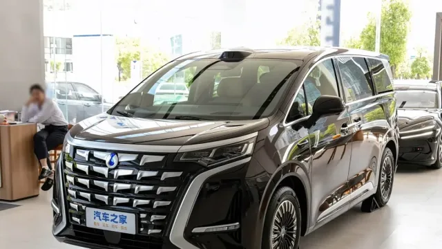 BYD kompaniyasi 333 ot kuchiga ega Denza D9 minivenini taqdim etdi