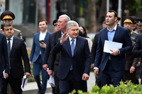 Mirziyoyev Toshkentdagi gastronomik ko'cha faoliyati bilan tanishdi