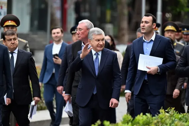 Mirziyoyev Toshkentdagi gastronomik ko'cha faoliyati bilan tanishdi