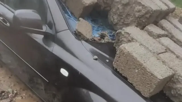 Kuchli jala oqibatida qulagan devor Gentra avtomobilini bosib qoldi