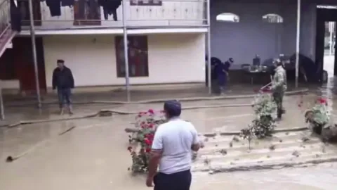 Farg'onada kuchli yomg'ir oqibatida 90 dan ortiq xonadonni suv bosdi
