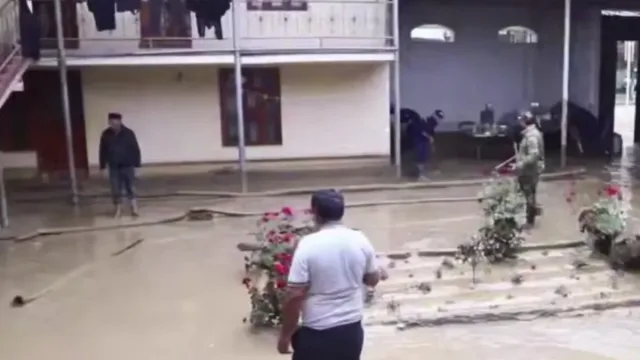 Farg'onada kuchli yomg'ir oqibatida 90 dan ortiq xonadonni suv bosdi