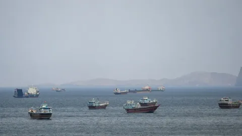 Tramp Ho'rmuz bo'g'ozidagi kemalarni chiqarish bo'yicha amaliyot boshladi
