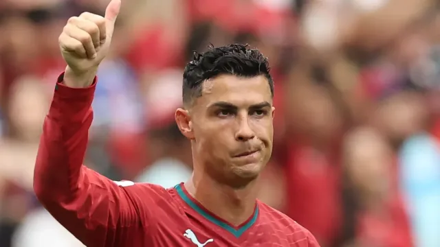 Rio Ferdinand Ronaldoni tanqid qilayotganlarga keskin munosabat bildirdi