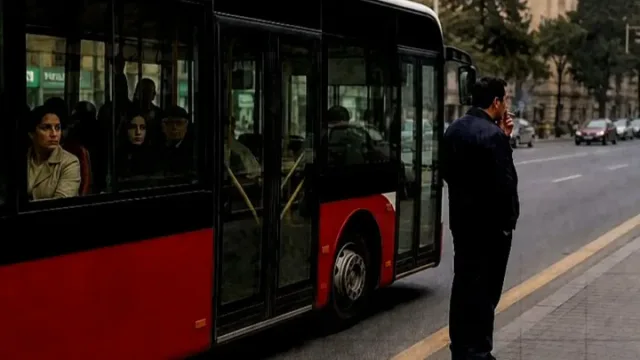 Bokuda haydovchi yo‘lovchilarni avtobusda qoldirib tamaki chekdi