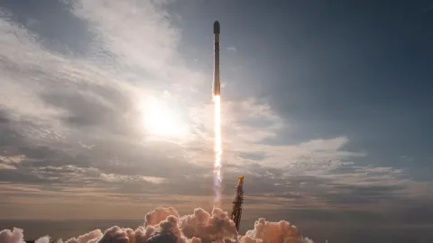 SpaceX Falcon 9 raketasi olti yuzinchi bor fazoga uchirildi