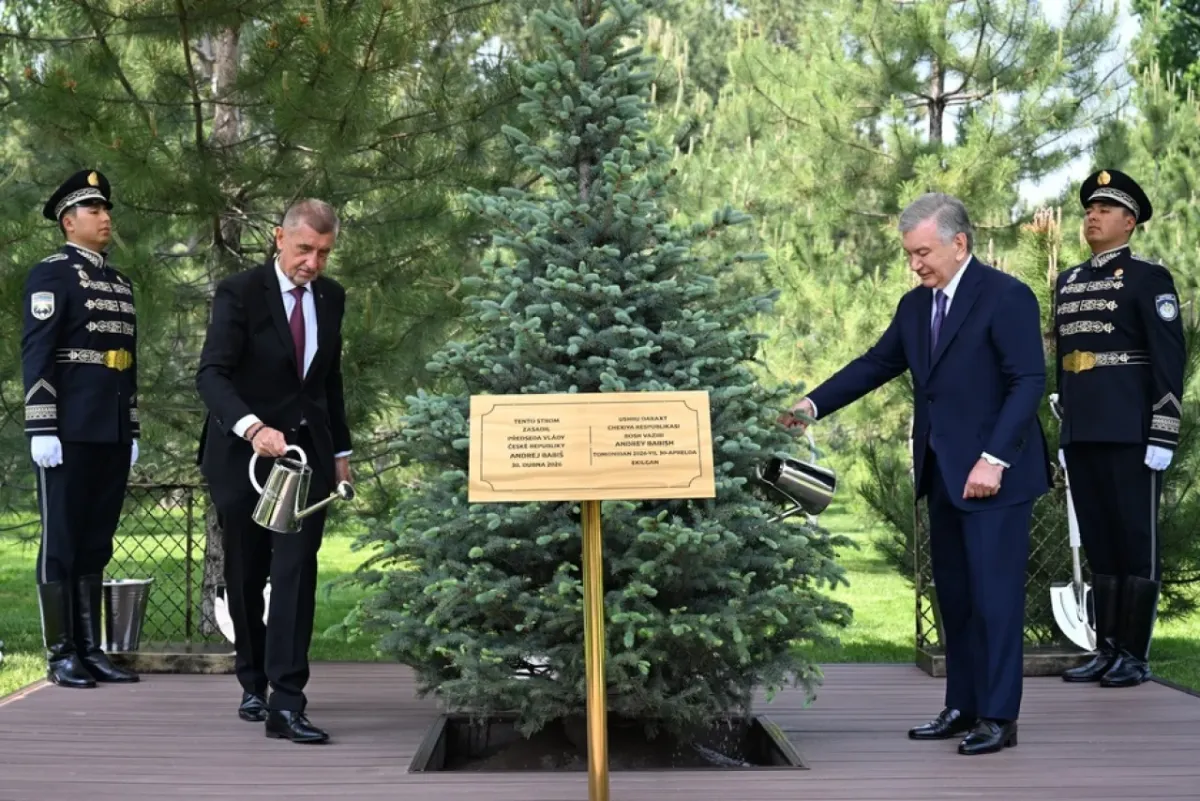 Mirziyoyev va Babish Toshkentda doʻstlik ramzi sifatida daraxt ekdi