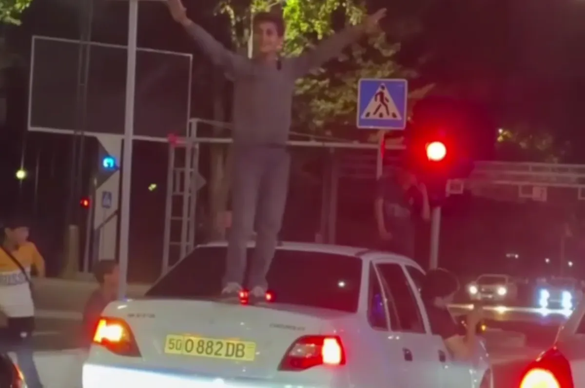 Toshkentda bolalar haydovchilardan pul so'rab mashinalar ustiga chiqmoqda