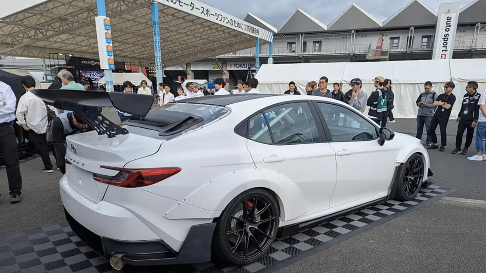 Toyota ikkita dvigatelli 700 ot kuchiga ega Camry modelini namoyish etdi