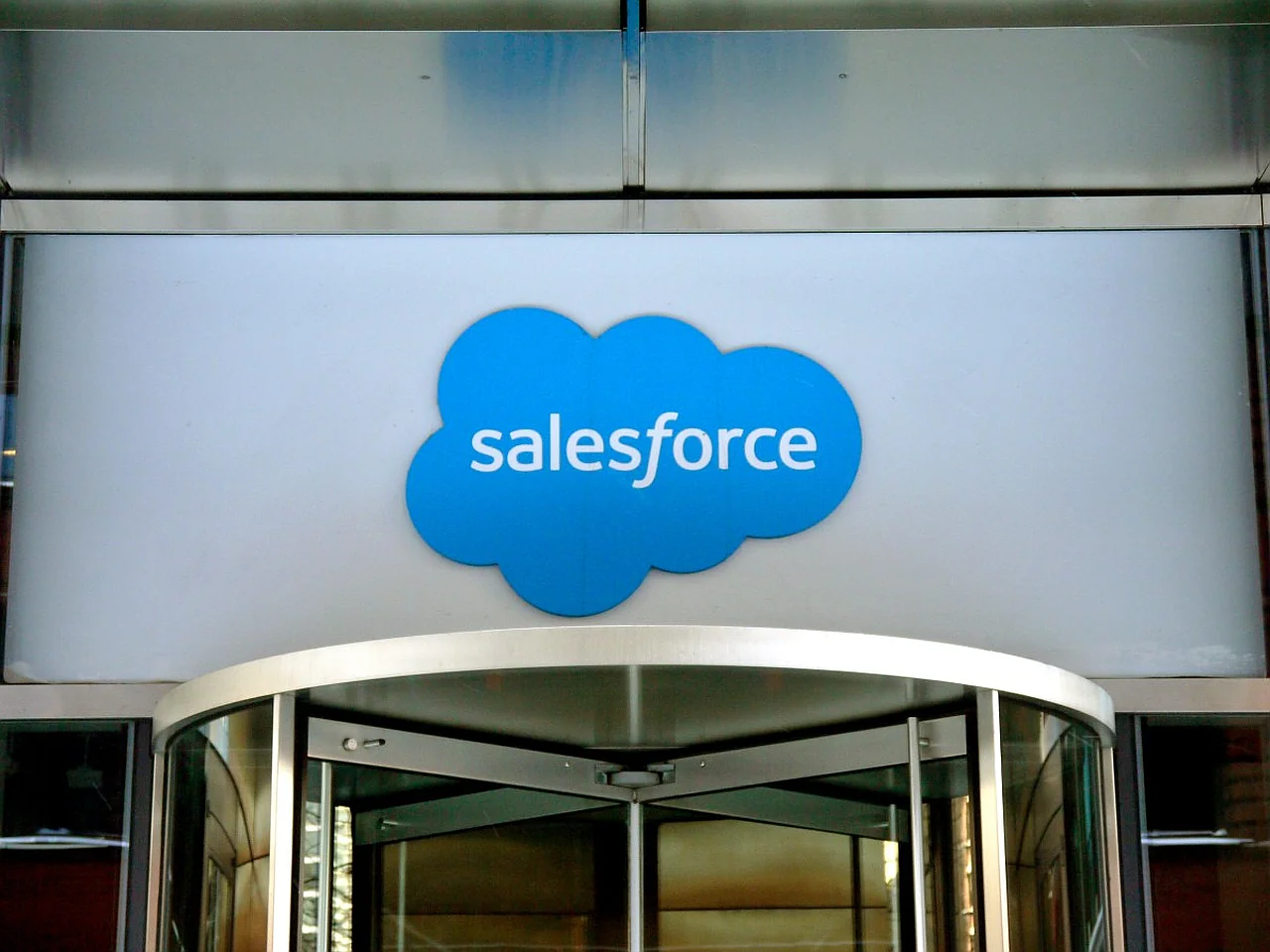 Salesforce suniy intellekt platformasi Finni 3,6 milliard dollarga xarid qildi