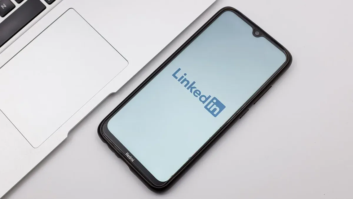 LinkedIn sun'iy intellekt tomonidan yaratilgan sifatsiz kontentni cheklamoqda