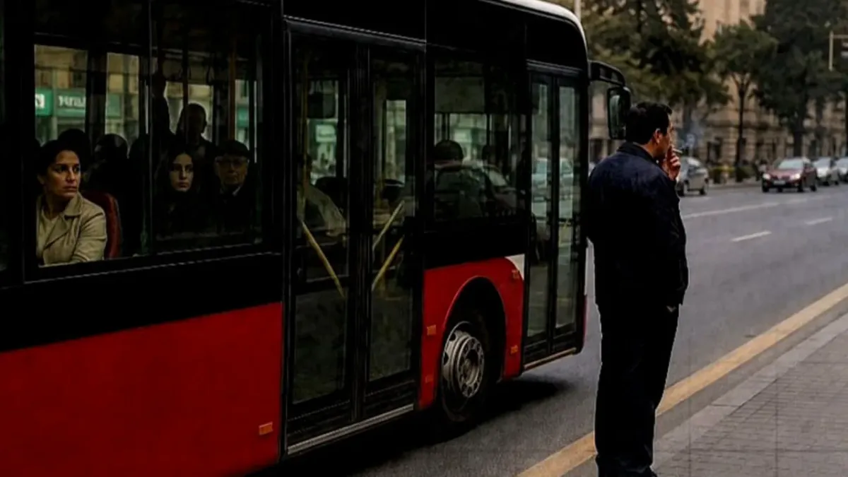 Bokuda haydovchi yo‘lovchilarni avtobusda qoldirib tamaki chekdi