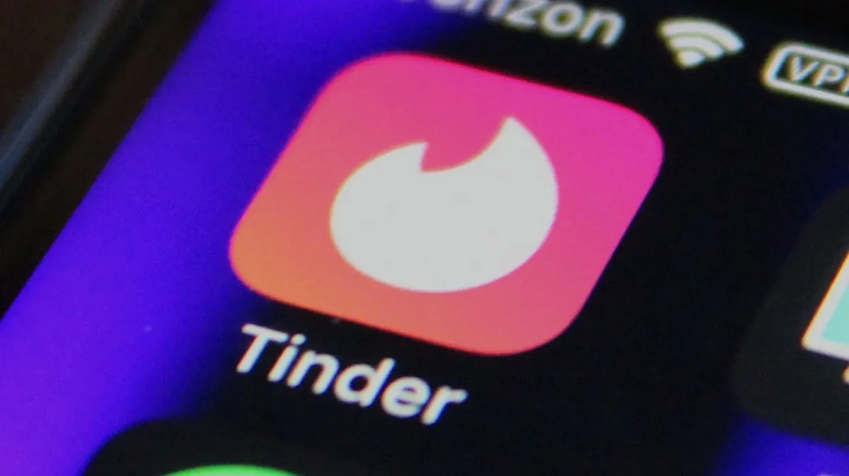 Tinder yoshlarni jalb qilish uchun jonli uchrashuvlarni ko‘paytirmoqda