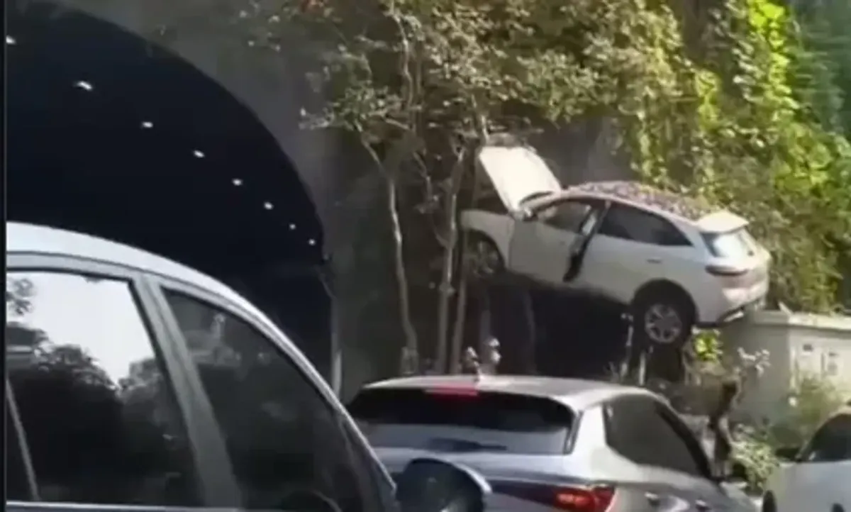 Xitoyda avtomobil qoya devorida osilib qolgan holatda topildi