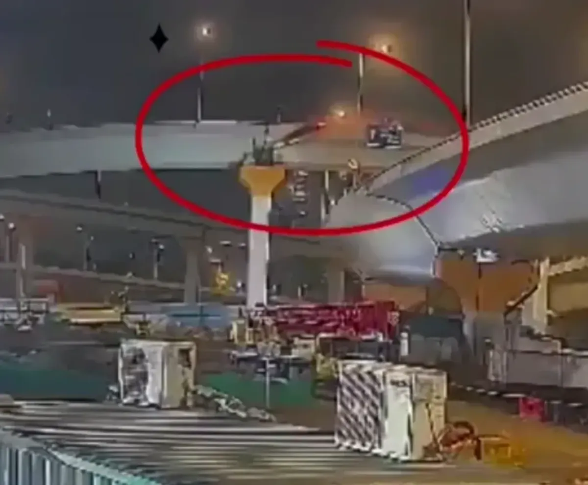 Hindistonda avtomobil estakadadan qulashi oqibatida talabalar halok bo‘ldi