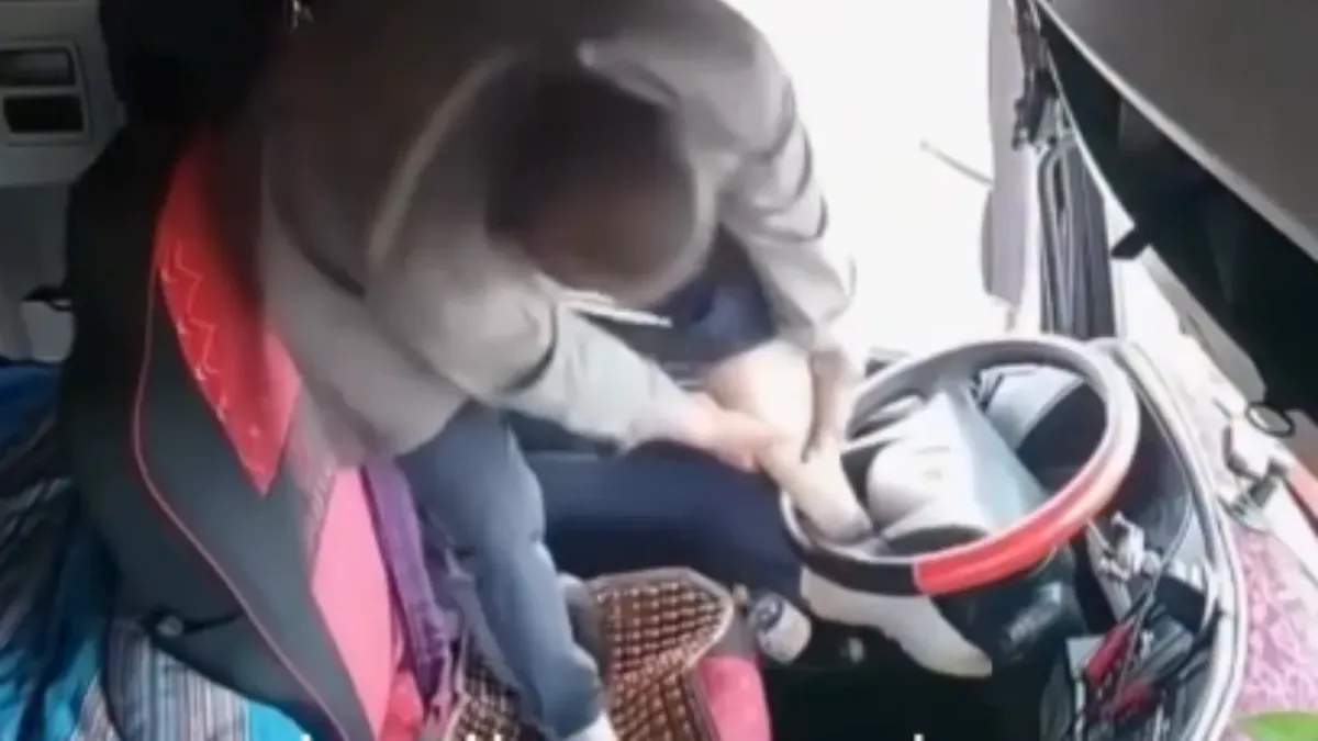 Polshada yuk mashinasi haydovchisining oyog‘i rulga qisilib qoldi