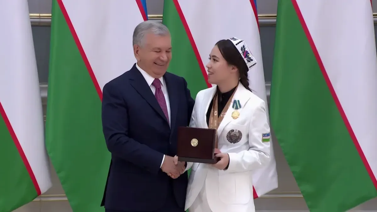 Prezident qoraqalpog‘istonlik parashaxmatchi sportchini munosib taqdirladi