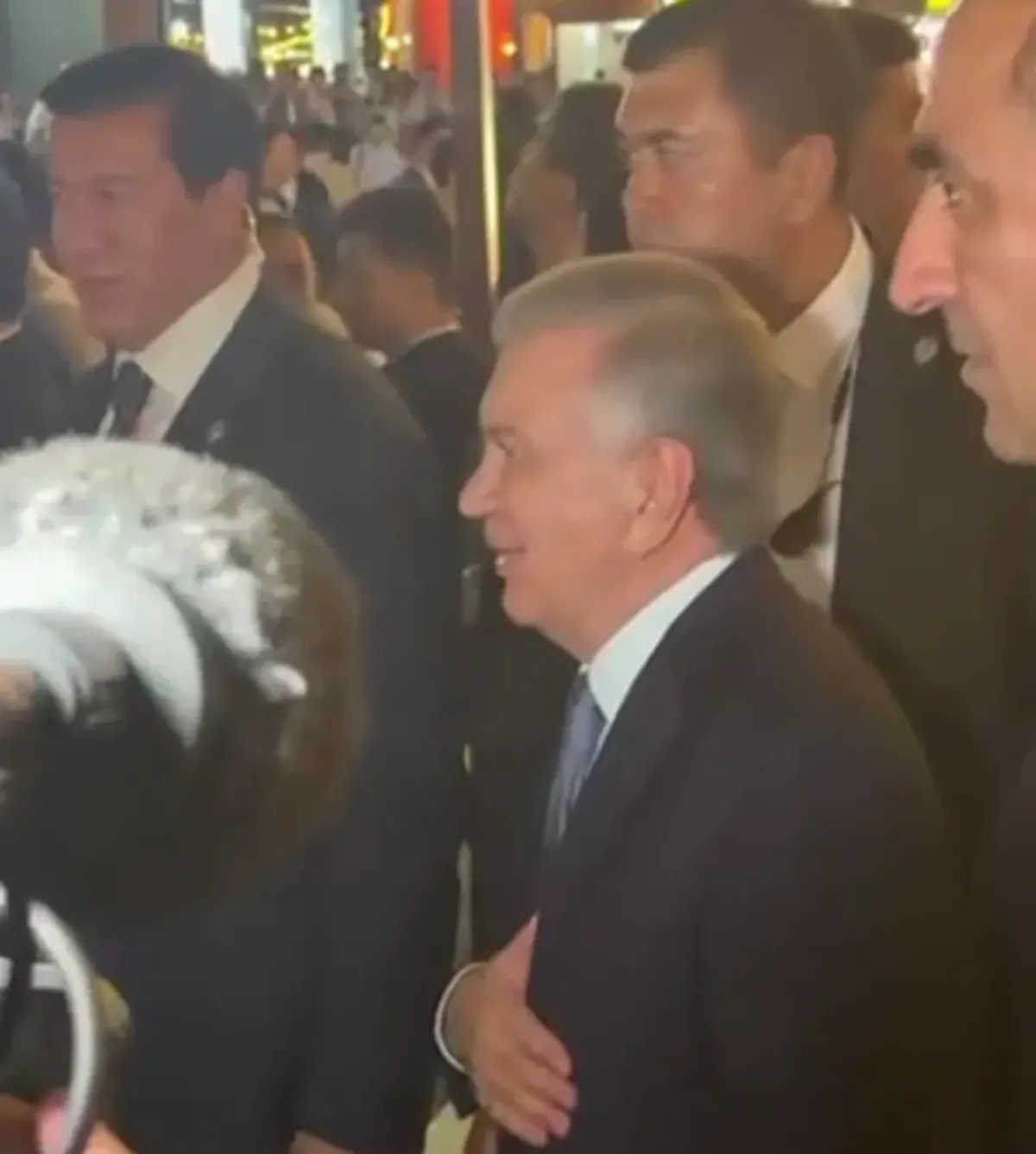Prezident Shavkat Mirziyoyev Nukus ko‘chalarida aholi bilan muloqot qildi