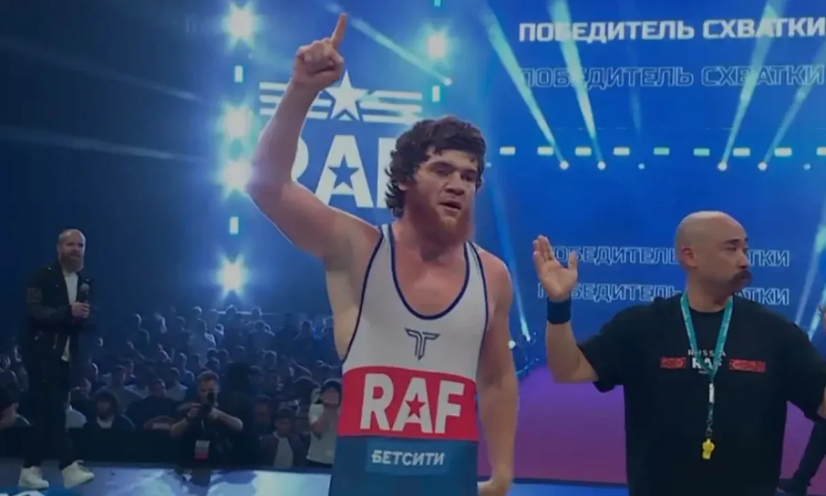 Sharabutdin Magomedov Neyman Greysini kurash gilamida mag‘lub etdi
