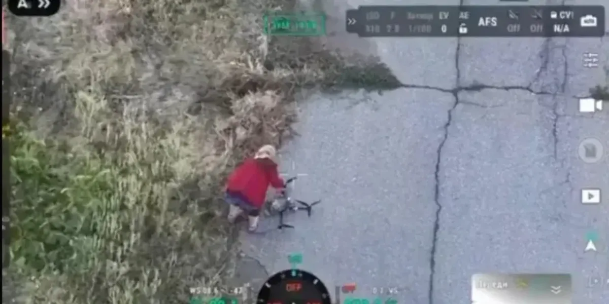 Ukrainalik ayol dron kabelini qo‘li bilan yechib oldi