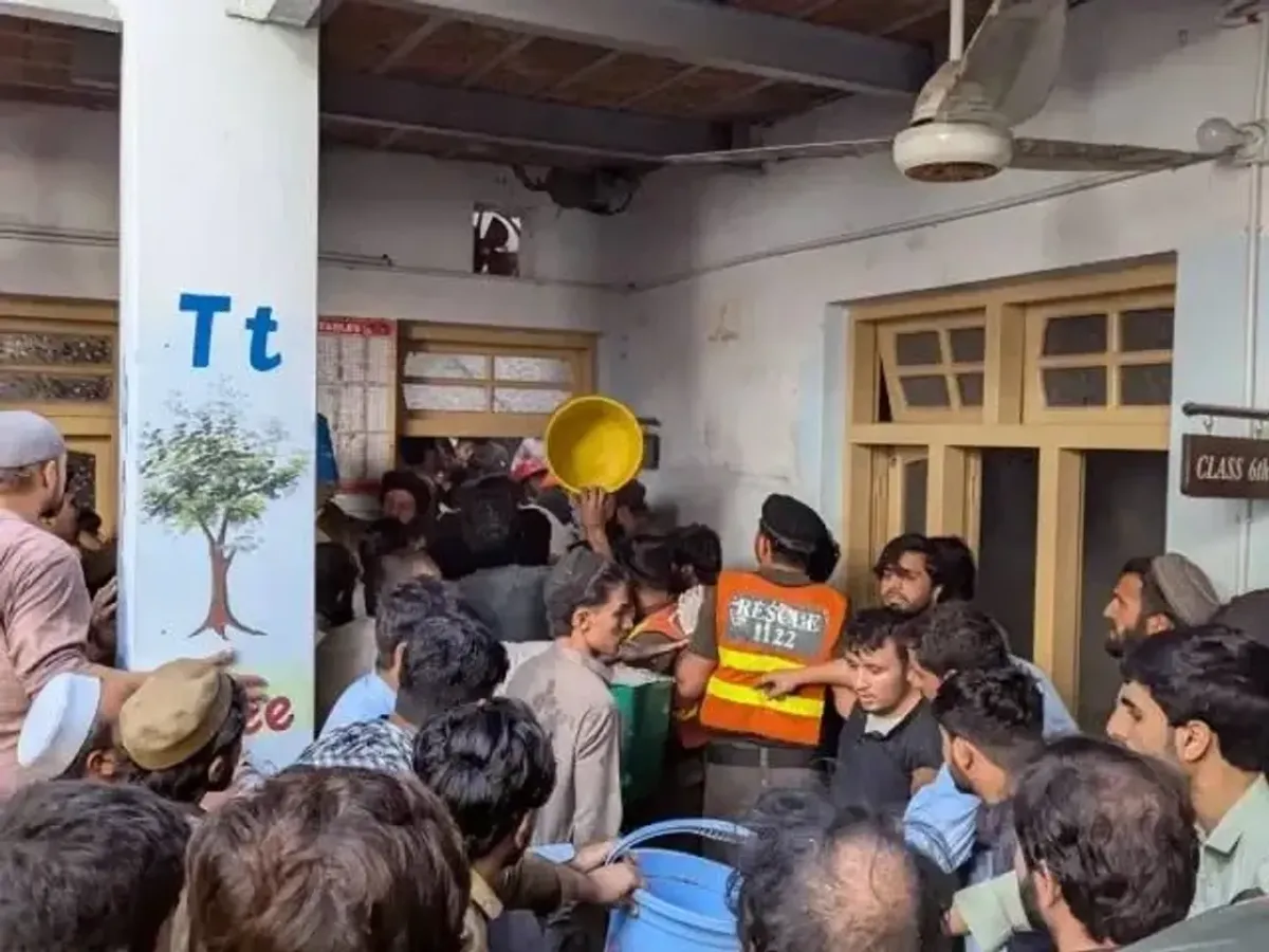Pokistonda maktab tomi qulashi oqibatida o‘nlab insonlar halok bo‘ldi