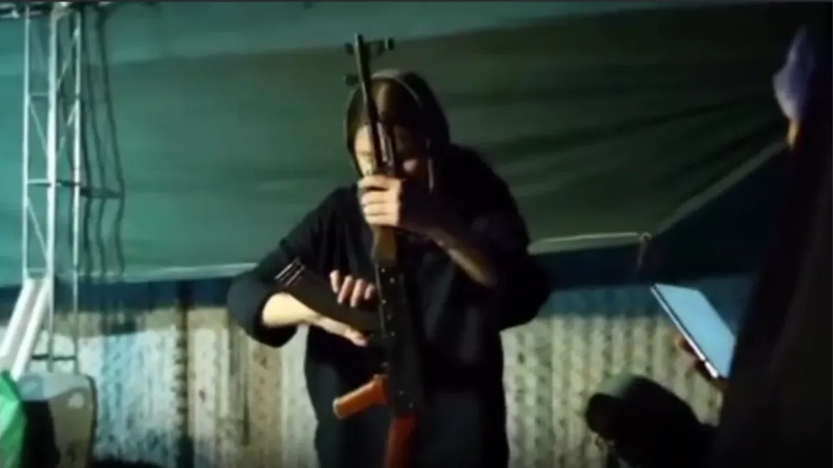 Eronlik qiz Kalashnikov avtomatini rekord vaqtda yig‘ib ajratdi