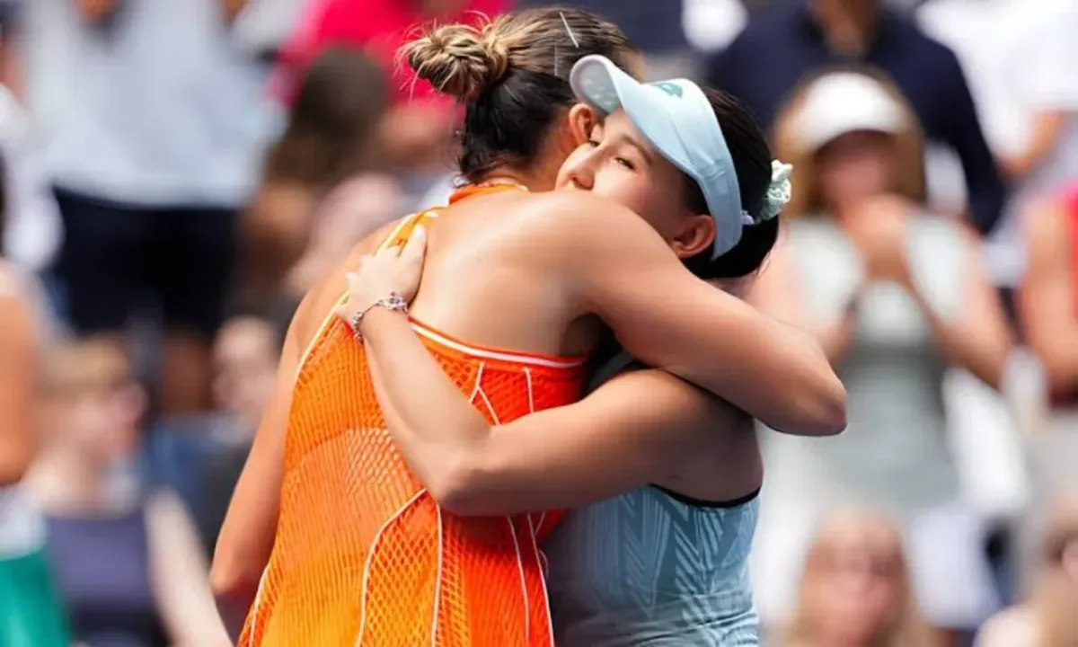 Arina Sobolenko o‘zbekistonlik tennischi Kamilla Rahimovaga sovg‘a ulashdi