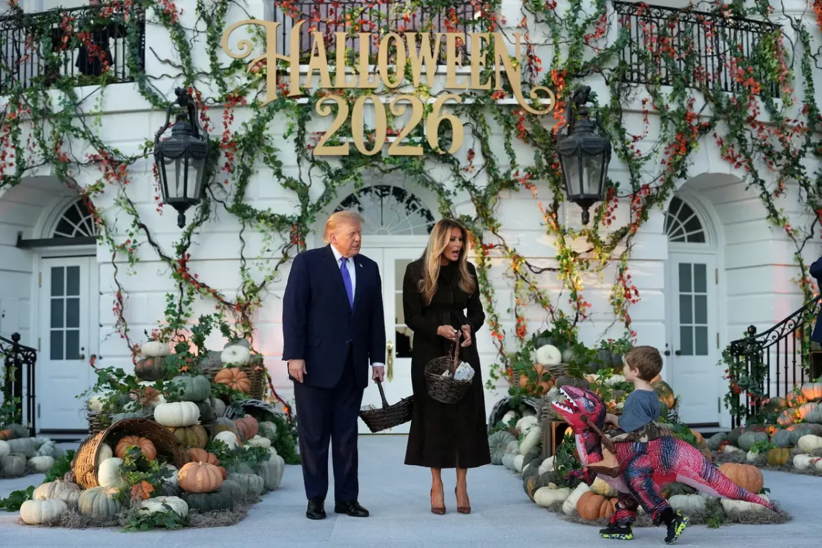 Donald Tramp va Melaniya Oq uyda bolalarga sovg‘alar ulashdi