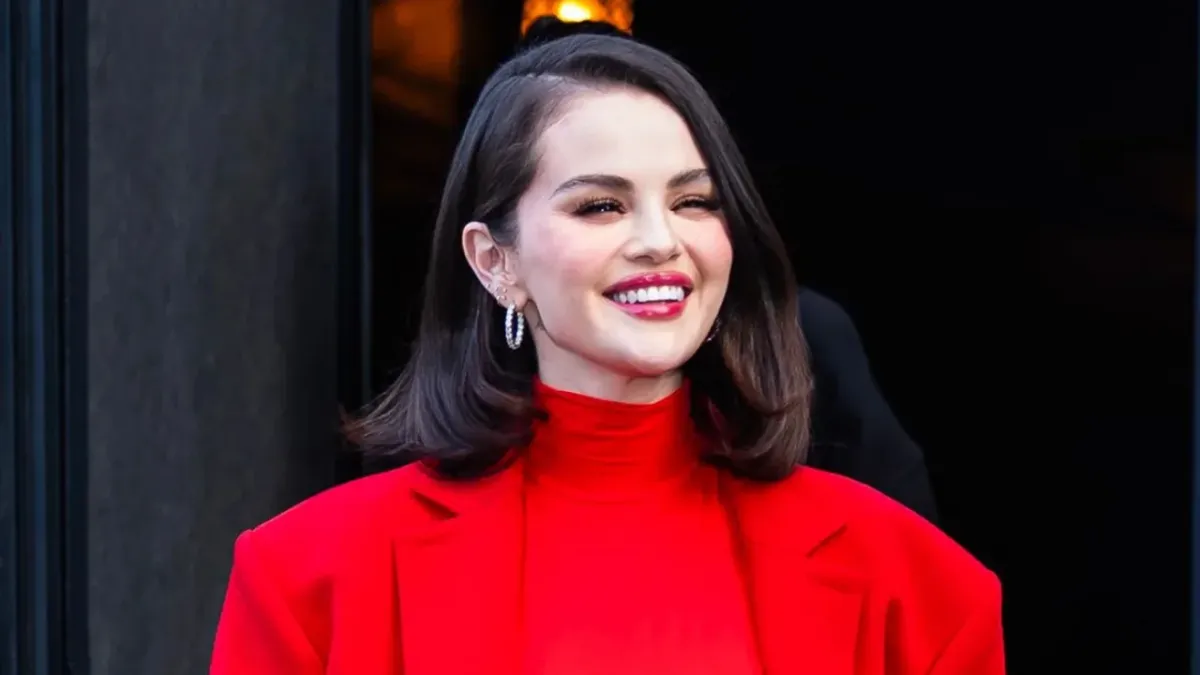 Selena Gomes elektron sigaretalar ovoziga zarar yetkazganini ma’lum qildi