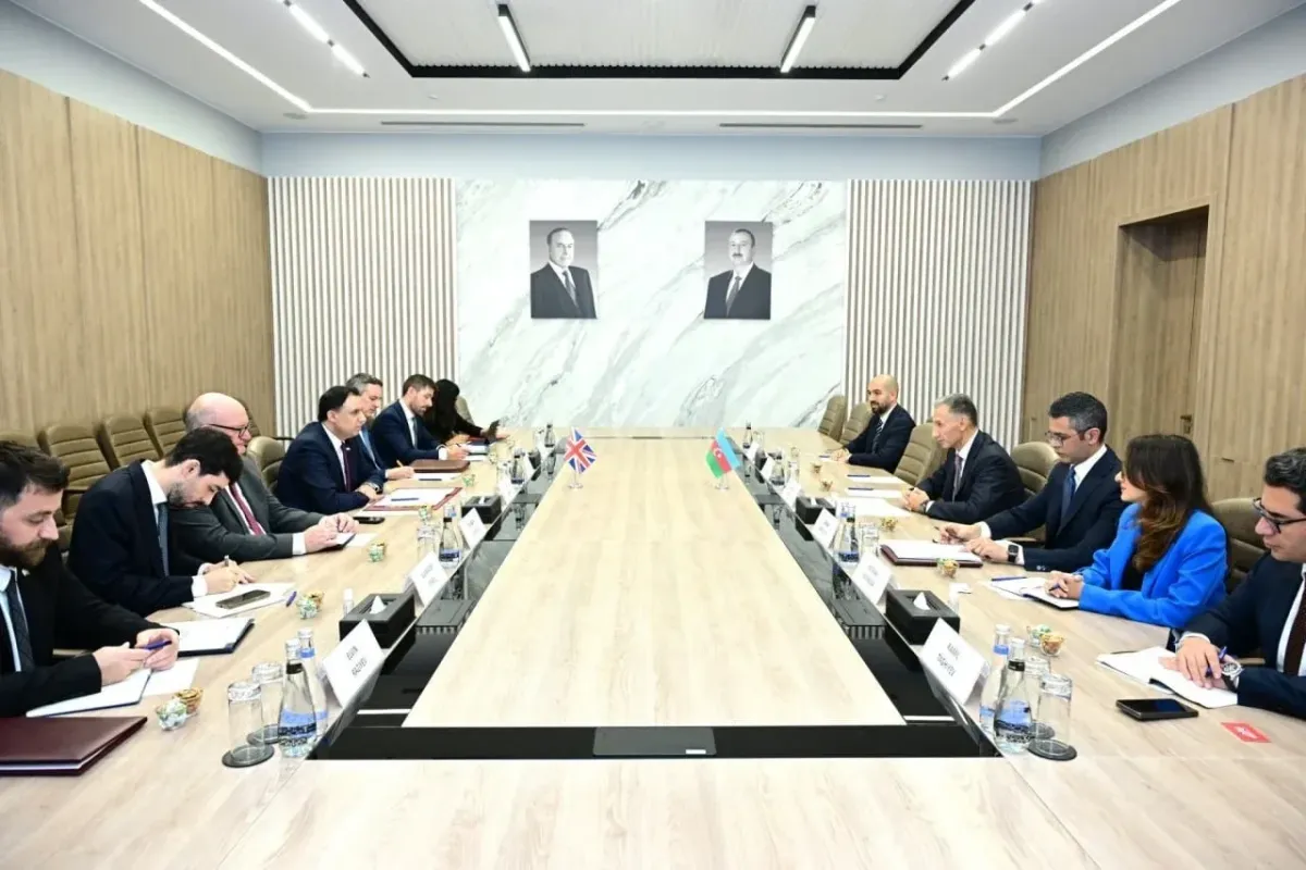 Buyuk Britaniya va Ozarbayjon strategik sheriklik kelishuvini imzoladi