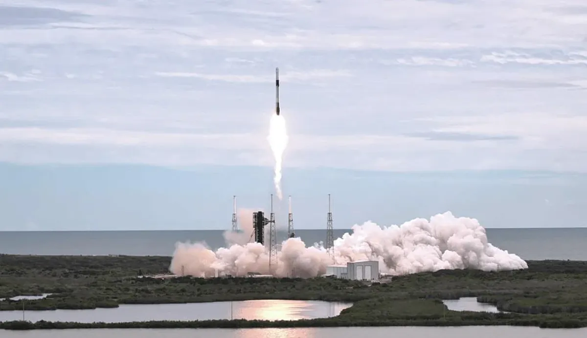 Falcon 9 kemasi navbatdagi kosmik missiya uchun orbitaga yo‘l oldi