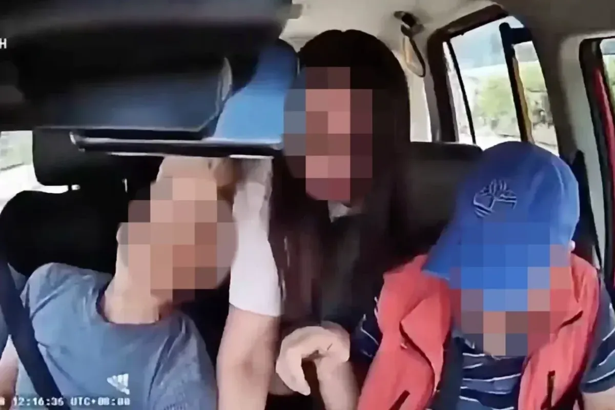 Gonkongda hushidan ketgan taksi haydovchisini yo‘lovchilar to‘xtatib qolishdi